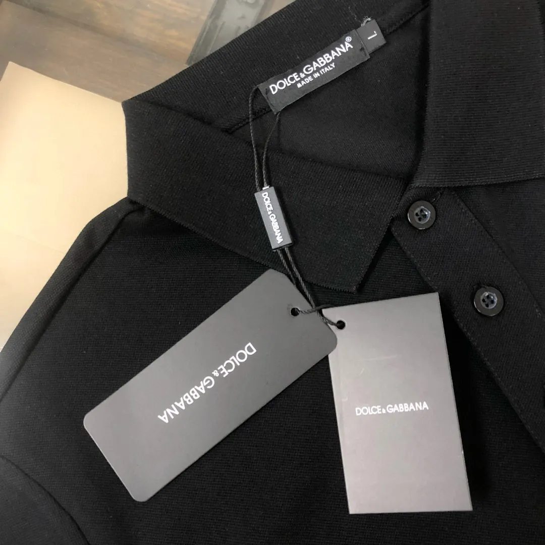 ，Dolce&gabbana DG New Arrival polo T （ ）～ Premium ～ ！ 、 ～ ～ logo ～ Versatile ！ ！ ！ ：Black White Dark Gray Sizes：M L XL 2xl 3xl